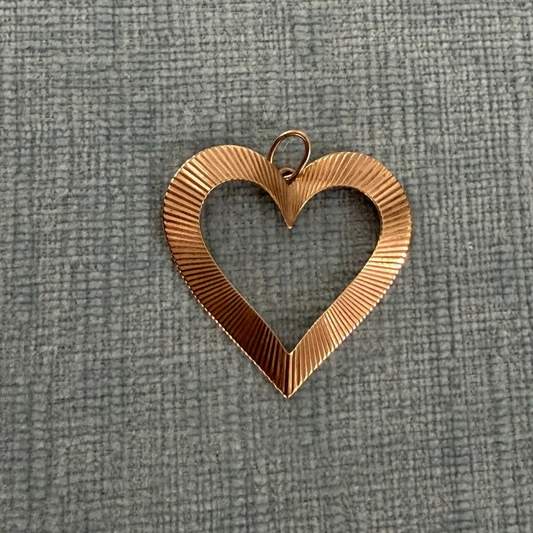 14k Fluted Open Heart Charm
